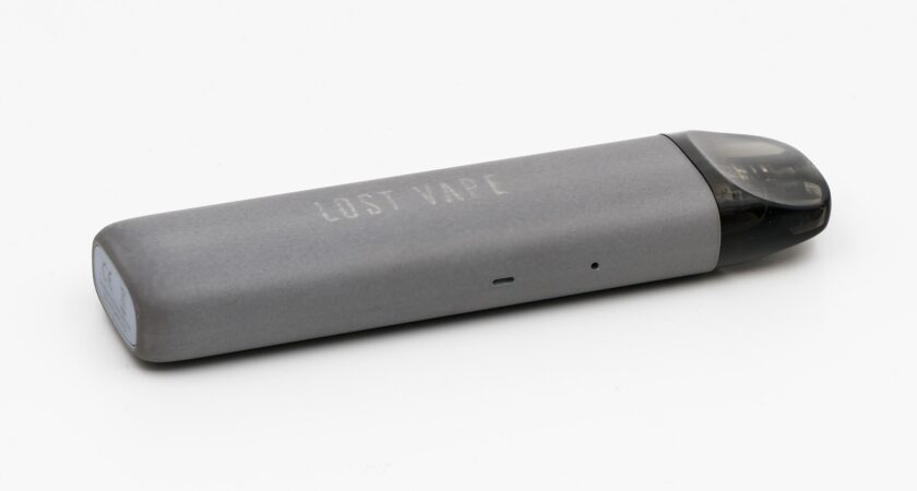 Voyager en avion avec sa cigarette électronique : batteries, e-liquides et règles à bord